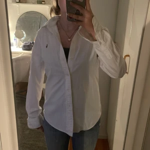 Ralph Lauren skjorta - Smått figursydd skjorta från ralph lauren, av en äldre modell men knappt använd!