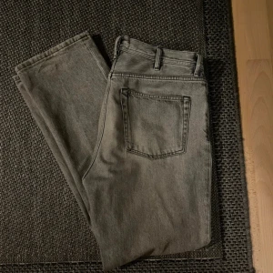 Acne blå konst jeans  - Säljer dessa acne blå konst jeans.  Storlek 30/32 eller Medium, passar från 180 och uppåt 