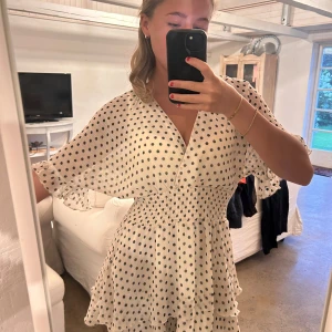 Söt klänning Zara - Världen sötaste klänning från zara. Storlek M men passar mig som är xs-s
