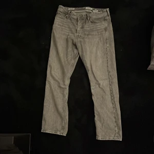 Jack and jones jeans - Gråa Chris jeans ifrån Jack and jones. Knappt använda och utan deffekter. Storlek 31:30