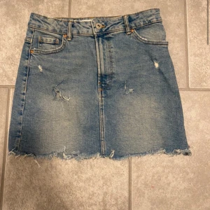 Söt jeanskjol😻 - Söt jeanskjol som är köpt ny i butik och använt cirka 5 gånger!!! Mycket bra skick och jätte snygga!!!