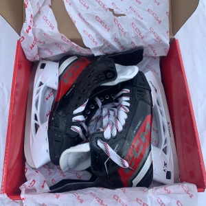 CCM Jetspeed FT670 - Säljer 2 par CMM Jetspeed FT670! Storlek 6.5 och 8.5  Helt nya med låda. Nypris på Hockeystore är 3639kr mitt pris är 2500kr/st! Kan mötas upp eller frakta😄 