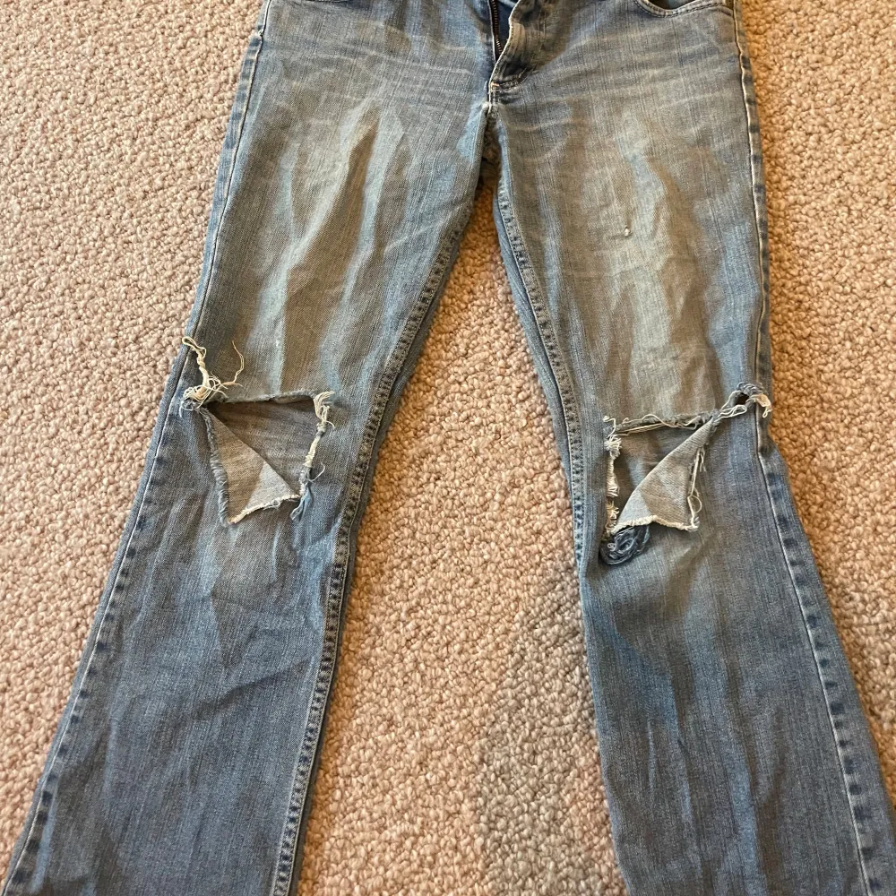 Superfina Bootcut Lee jeans i stl M. Säljer då dom är för små och inte kommer till användning🥰 pris kan diskuteras vid snabb affär. !! Kan ej visa bilder på då dom är för små.. Jeans & Byxor.