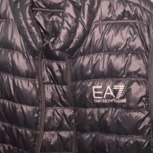 EA7 väst - Knappt använt som ny, storlek S. Nypris 1300kr