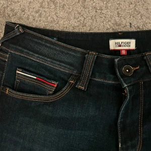 Tommy hilfiger jeans - Säljer mina älskade Tommy hilfiger som är low Rise bootcut då de är för korta! Köpt i oktober 2023 på sellpy. 