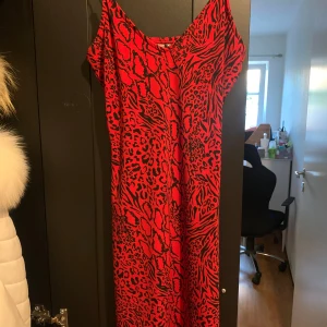 Klänning - Röd kort klänning helt ny oanvänd