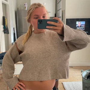 Cut-out tröja - Supercool cut-out tröja från weekday köpt på arkivet i våras. Inga hål eller fläckar men sliten!