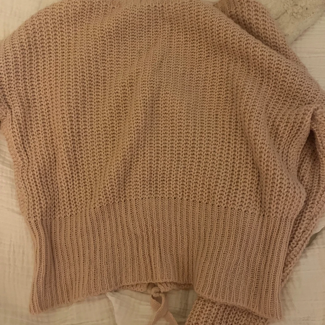 Stickad tröja med knyte - 90