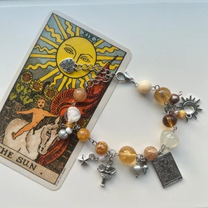 Tarot armband  - Happiness and contentment, vitality, self-confidence and success. Armband med glaspärlor. Kortet ingår✨