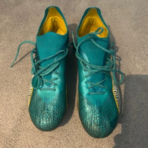 Puma Fotbollsskor - Nypris 2699kr, Storlek 43. Köpta på unisport. Limited Edition Unisport. Säljer för att de är för små. Sitter som 43 1/2 i Nike och 43 1/3 i Adidas.   Använda fåtal gånger, kolla dobbarna! Det är FG/AG modell. Kan användas på både konstgräs och gräs.