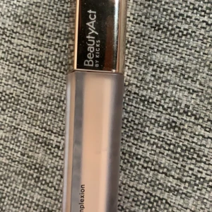 Concealer från BeautyAct - Har används endast 2 ggr. Köpte den för 179kr. Säljer den för 50kr, kan prutas vid snabbt köp💞 Hör av er!💕