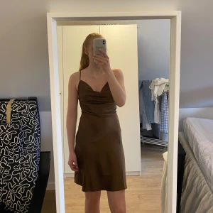 Brun klänning - Säljer denna bruna fina klänning från envii som endast är använd en gång. Köparen står för frakt🌟