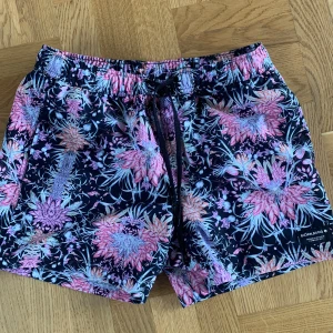 Björn Borg badshorts stl S - Ett par super snygga badshorts som är användna max 3 gånger. Nypris runt 600:- 