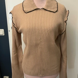 Stickad tröja från & Other stories  - Söt stickad tröja, använd ett fåtal gånger, mkt bra skick. Strl L