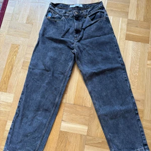 Polar 93, washed black - Säljer ett par väldigt sparsamt använda polar 93 i washed black/grey. Size 32/32