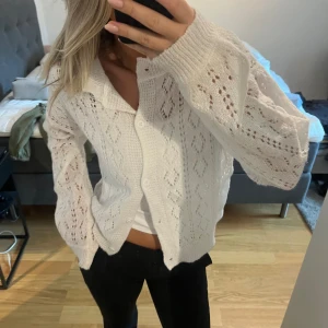 Vit kofta - En fin vit kofta!  Passar till allt, väldigt skön