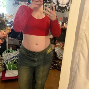 Röd backless tröja - Röd Långärmad backless tröja Jättefin men har aldrig använt.  Väldigt bekväm  Cropped Passar både S och M