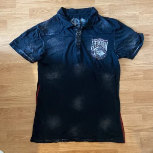 Affliction T-shirt  - !skicka bud för snabb affär! Fet Affliction T-shirt / Piké. Riktigt bra skick utan skador. Storlek L. Säljer för billigt. Skriv om ni undrar någonting eller om ni vill ha fler bilder 📲