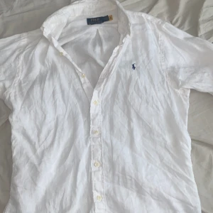 Raulph lauren - Säljer min raulph lauren skjorta har använts några gånger i vintras men den är lite för stor för mig. Pris kan diskuteras priv 