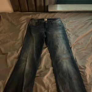 Bootcut Lee jeans - Dem är använda 1 gång och är från Lee. Dem är som helt nya och långmidjade. 