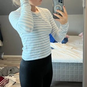 Tröja - Bäbis blå och vit randig tröja, enbart använd enstaka tillfällen så är väldigt bra skick. 