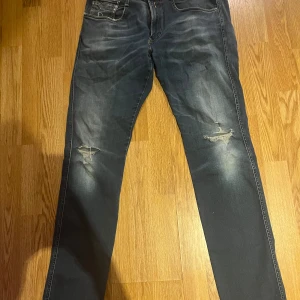 Replay anbass jeans  - Tja säljer dessa riktigt feta Replay jeans med slitningar som är en del av modellen skicket på jeansen är 10/10 