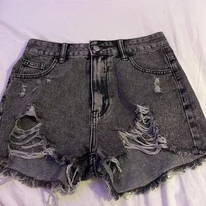 Shorts! - Hej! Jag är ny här på denna app! Säljer dom hära shortsen för 100kr+frakt! Dom är från SHEIN och har använt dom 1 gång🙏Hoppas non av er tycker om dom