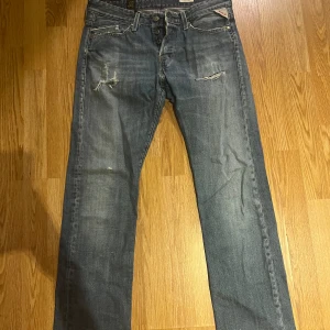 Replay jeans  - Tja säljer dessa Replay jeans med slitningar (en del av modellen) skicket på jeansen är 9/10. 