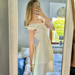 Sommarklänning - Säljer en superfin vit sommarklänning. Vet inte vart den är från då lapparna är borta, men köpt för ett par år sedan och inte använd någon gång. Hör av er vid frågor eller fler bilder💞