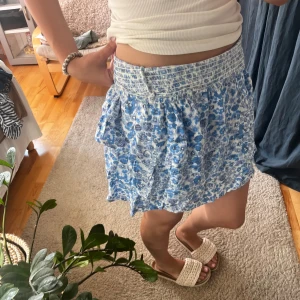 blommig kjol - supersöt blommig kjol från bikbok 💞