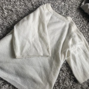 Stickad tröja  - En stickad tröja från lager 157 i vitt. Den har kortare armar. Nästan helt ny bara 1 månad. 