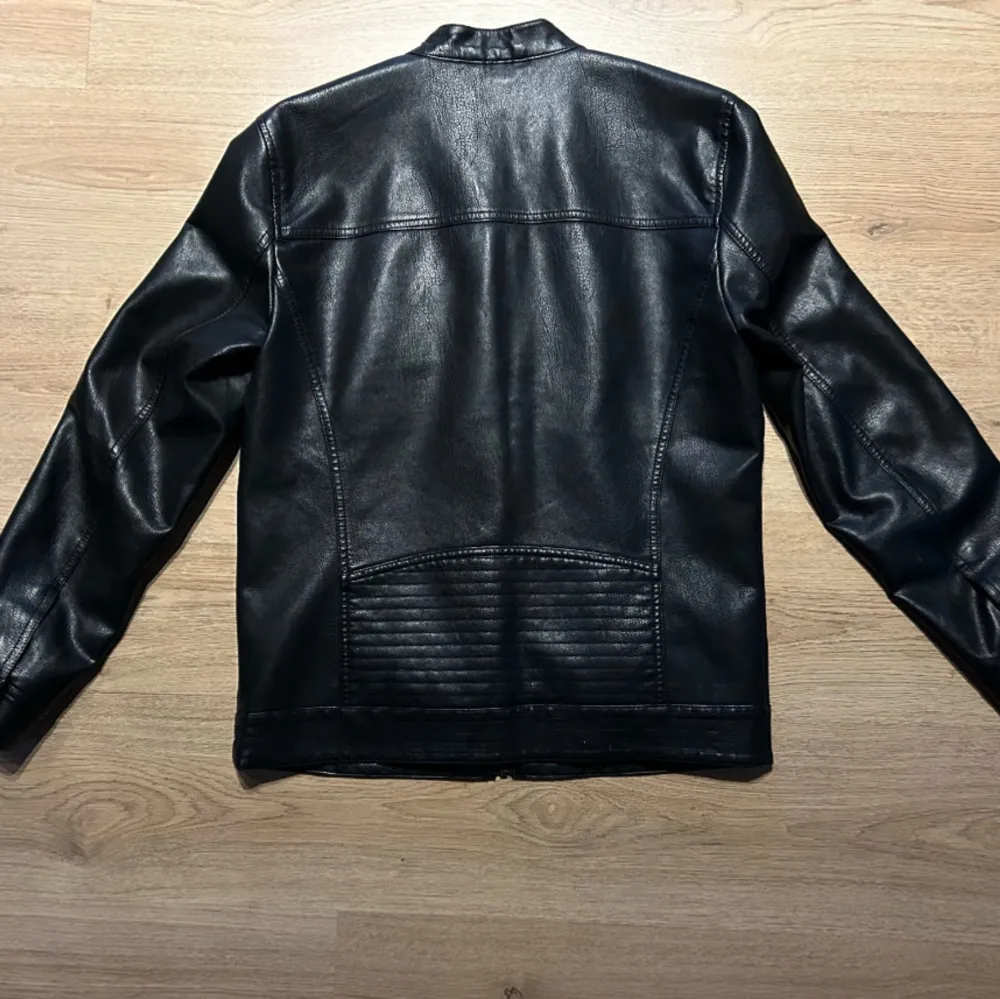 Svart skinnjacka i en herrmodell/ unisex, storlek M frĂ„n ONLY. I nyskick!đ fakeskinn. Takit.