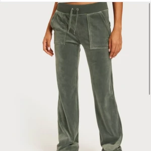 Juicy Couture Byxor  - Juicy Couture byxor i storlek S.  Väldigt sparsamt använda. Säljer pga för små. 