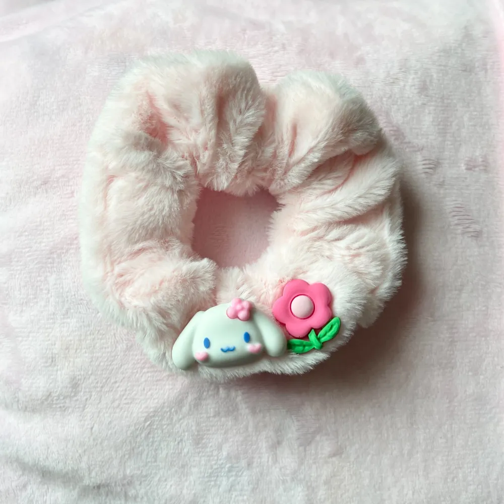 Rosa Cinnamoroll scrunchie som är väldigt stretchig och helt oanvänd💕. Accessoarer.