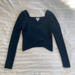 Tröja  - Jättefin mörkblå omlott-tröja från Vero Moda i storlek M💕 använd ett fåtal gånger