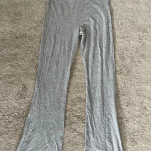 Gråa leggings  - Säljer gråa leggings i st Large från lager 157. I bra skick. (Tvättas innan jag skickar)