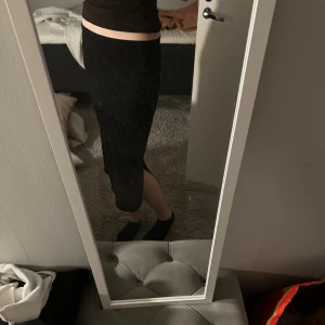 Svart kjol  - Säljer denna fina kjol pga att den inte kommer till användning längre. Strl M men jag bär oftast xs/s🩷