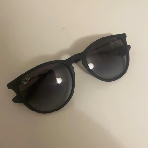 Ray-Ban Solglasögon - Ray-Ban solglasögon som nya Nyskick RB4171 ERIKA 622/8G Nypris 1299kr 800kr eller bud Skicka prisförslag!