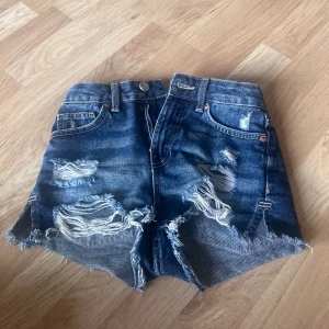 Jeans short  - Dem e för små och därför jag säljer dem. Dem e från new yorker. Köpte för: 150 Säljer för:100 då dem knappt är använda 