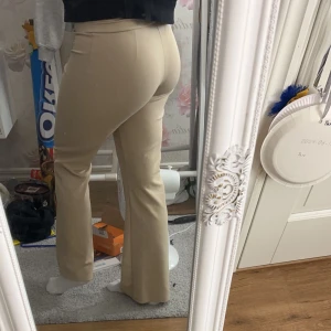 Byxor ifrån gina - Kostym liknande byxor ifrån Gina tricot som jag inte tror säljs längre!💓👏🏻 Storlek xxs men passar även mig som jag xs/s i vanliga fall! Jag är 1,61! 
