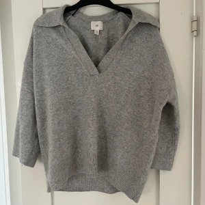 Grå stickad från hm i storlek S - Grå stickad tröja från hm använt nån enstaka gång och är i fint skick.