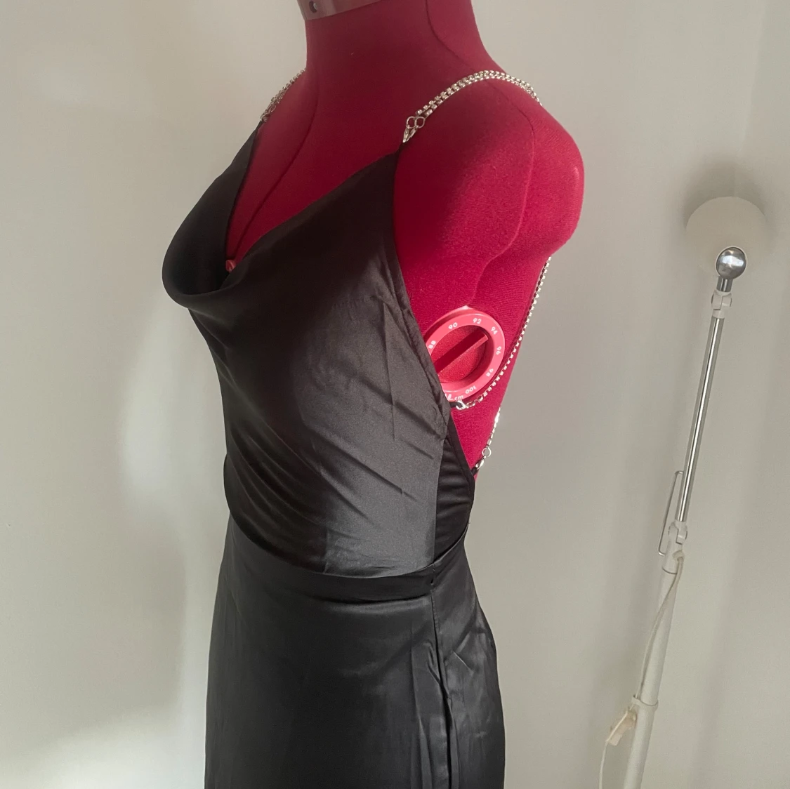 Satinklänning med strass - 91