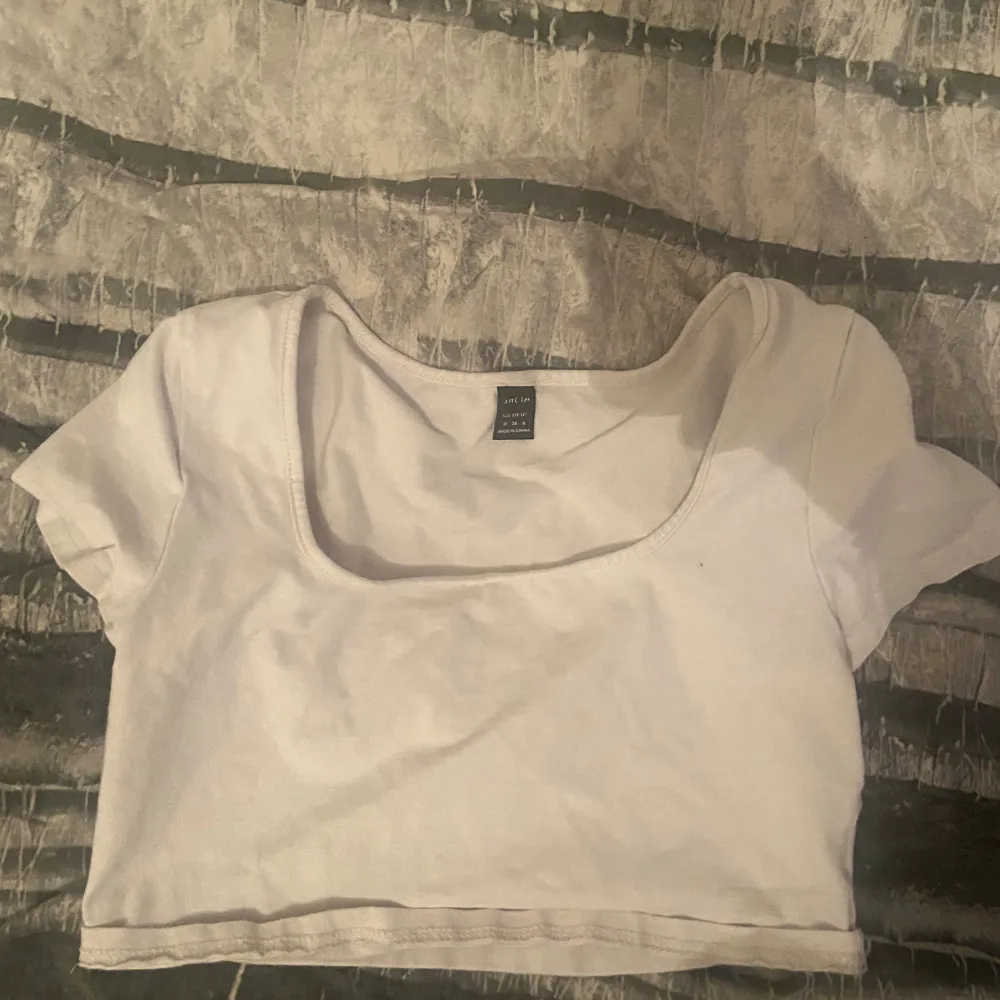 croptop t-shirt!  köpt för länge sen och bara legat i garderoben, står M men sitter mer som en S!!. Toppar.