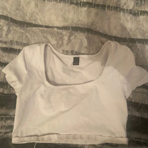 Vit Top - croptop t-shirt!  köpt för länge sen och bara legat i garderoben, står M men sitter mer som en S!!