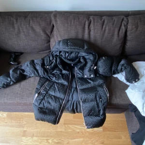 BOSS Corbinian jacka - Har använt den sen mars tills de blev varmt, skön jacka hållare dig varm men inte min stil längre o lite knapert med pengar hör av dig vid snabb affär billigare pris, inga skador eller defekter vad jag kan hitta.