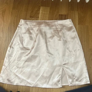 Beige satinkjol - Beige satinkjol med slits från shein i storlek S, använd en gång. 