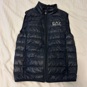 Ea7 väst  - helt ny oanvänd Ea7 väst priset kan diskuteras.