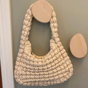 Mango väska  - Super fin väska som är köpt nyligen och inte använd. Stor så man får plats med mycket i den och den är crémefärgad. Super fint skick