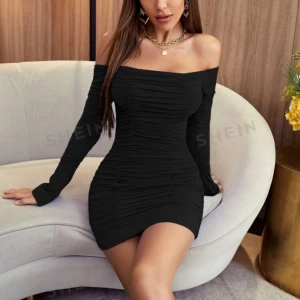 Off-Shoulder Klänning - Använd endast en gång, skönt, flexibelt och mjukt material! Pris kan diskuteras vid snabb affär💖