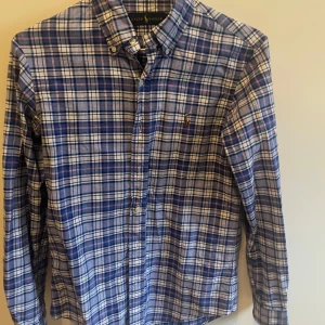 Ralph Lauren skjorta  - Ralph Lauren skjorta i 10/10 skick använd fåtal gånger. Köpt för 1199kr säljs för den passar ej. Pris kan diskuteras!!